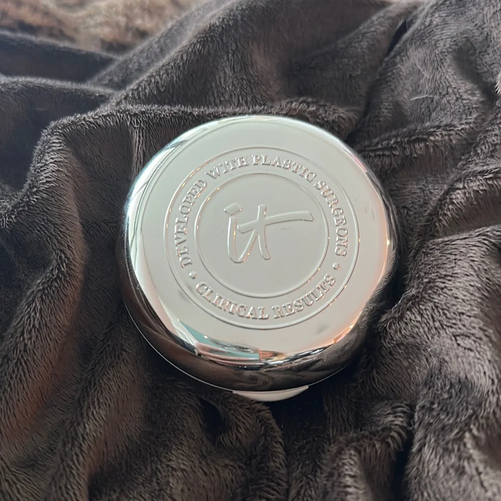 NWOT IT Cosmetics Confidence In A Compact Full Coverage SPF 50 Shade “Deep”